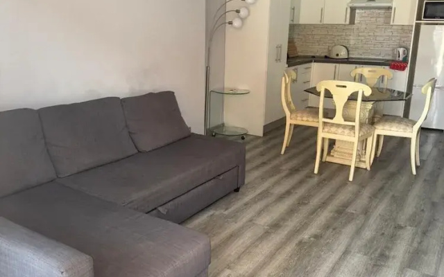 Las Americas 1-bed Apt, Sleeps 5, Pool, Parking