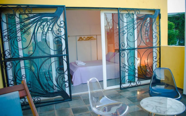 Room-the White-orange Bedroom With a ple