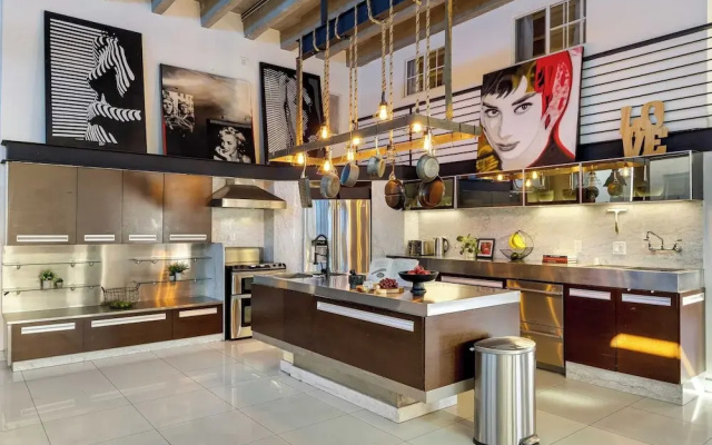 Skyline Lofts by Avantstay: a Multi-level Industrial-chic Retreat in Dtla With Rooftop Views, Soaring Ceilings & Steps to Dining, Music & Culture