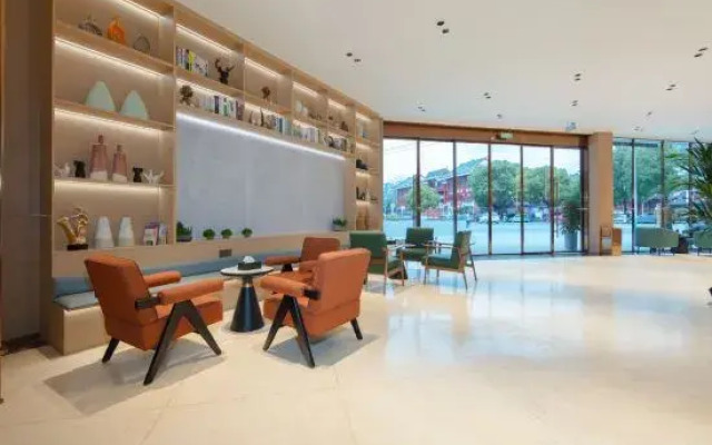 Tongren Grand Hotel (Tongren High-speed Railway Station Ancient City Pedestrian Street Branch)