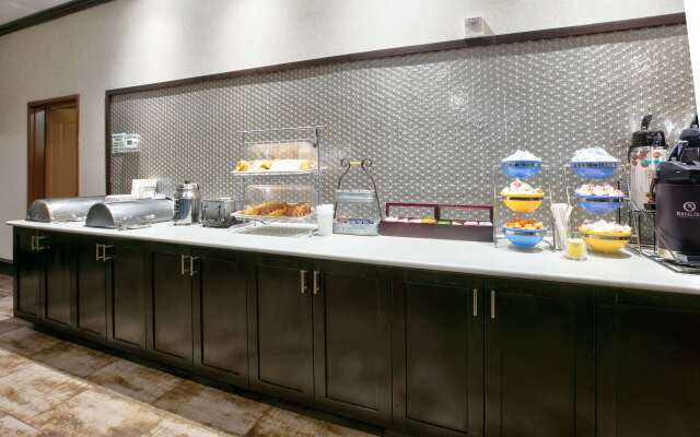 La Quinta Inn & Suites by Wyndham Dallas Grand Prairie South