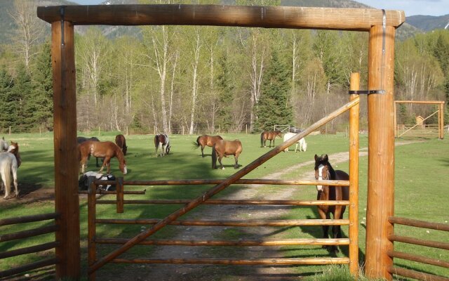 Fort Wells Gray Rustic Cabins Hostel