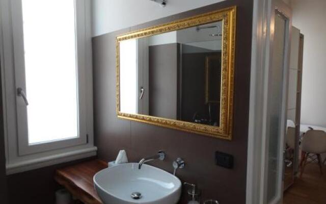 Blue design suite in Casa epoca Isola Garibaldi
