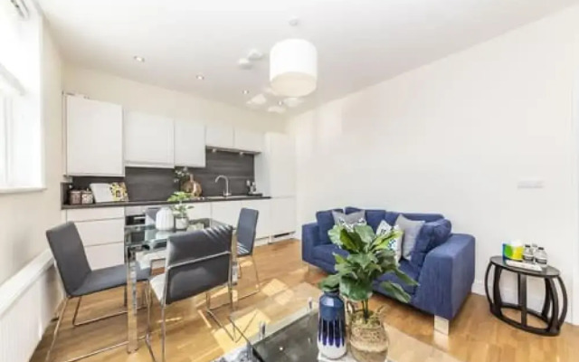 Modern Two Bedroom Apartment in Hammersmith - 207a, London