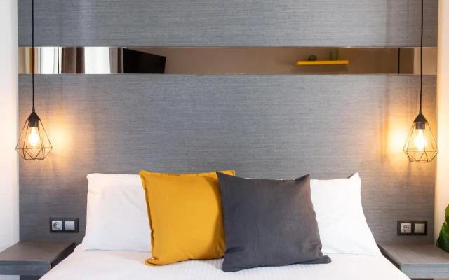 Downtown Luxury Boutique Suites : the yellow suite
