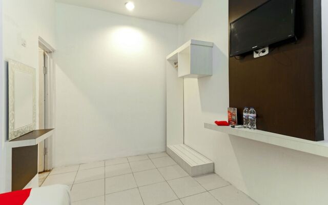 RedDoorz Plus near Fort Rotterdam