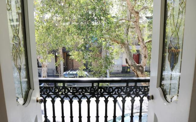 Elegant 2 Bedroom House in Inner City Oasis