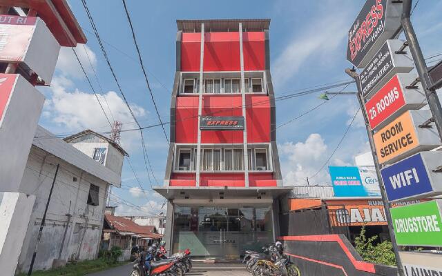 RedDoorz near Stadion Sanaman Mantikei