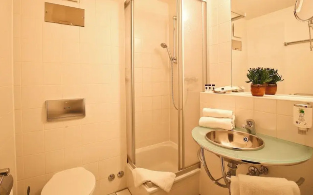 Check Inn Hotel