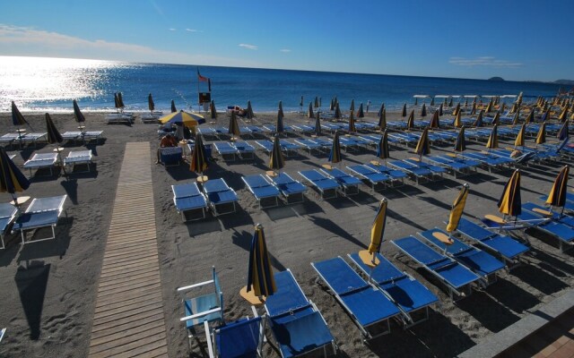Well-kept Apartment With air Conditioning 1 km. From the sea