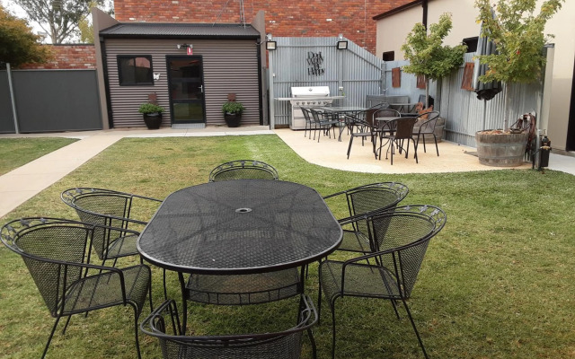 Adelphi Apartment 2- Poolside or Apartment 2A- King Studio