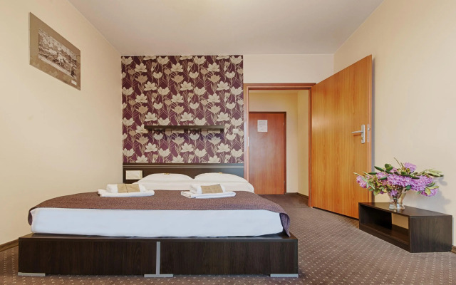 Iris Aparthotel