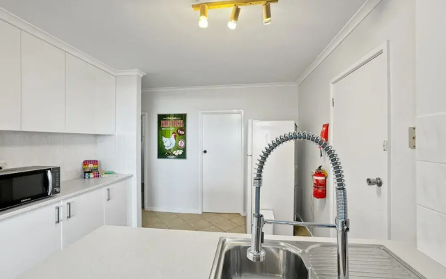 Oceanfront 4-bed Haven With BBQ & Alfresco Dining