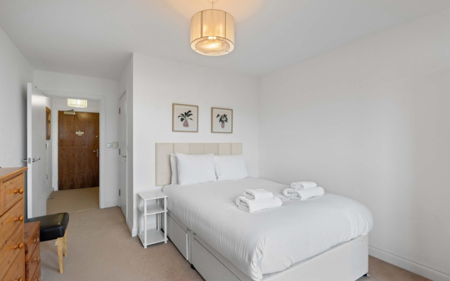 Brighton Getaway - Modern Apartment With Balcony
