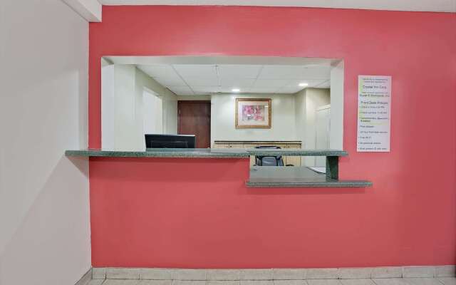 Super 8 by Wyndham Crystal Lake