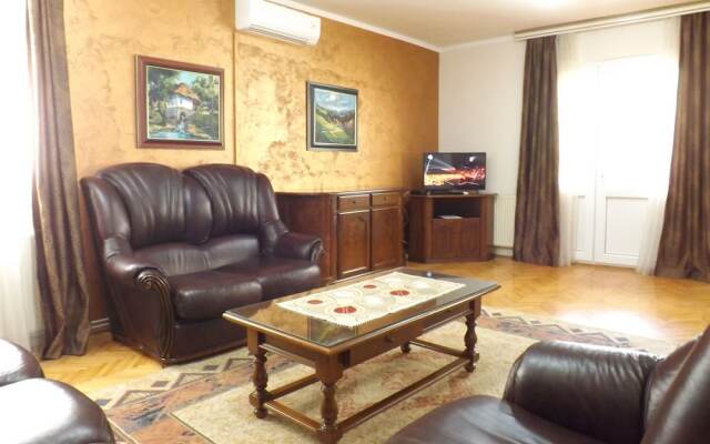 Three Bedroom Apartment With Garden