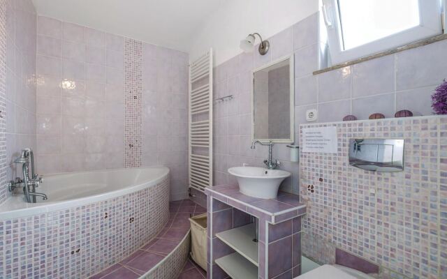 Amazing Home in Rab With Wifi and 3 Bedrooms