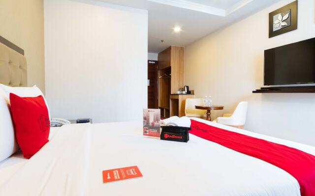 Aura One Hotel by RedDoorz