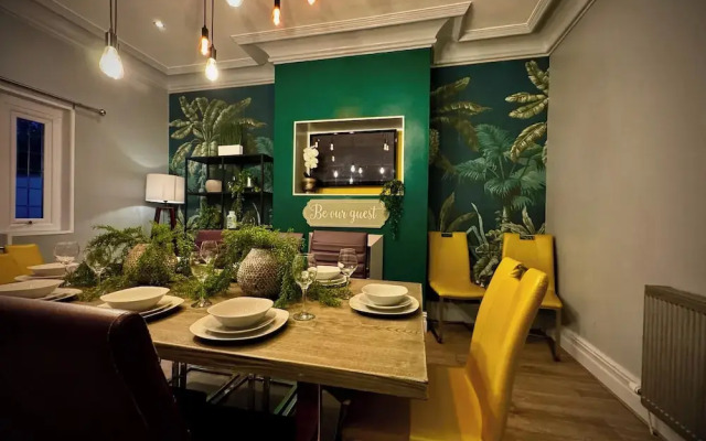Sleeps10-parking-garden-hottub-petfriendly