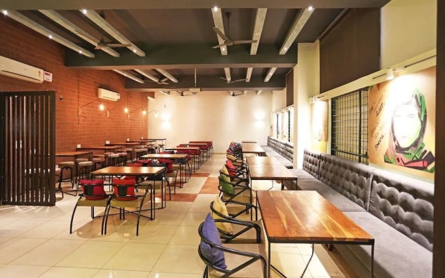 OYO 4646 Hotel Hari Villa