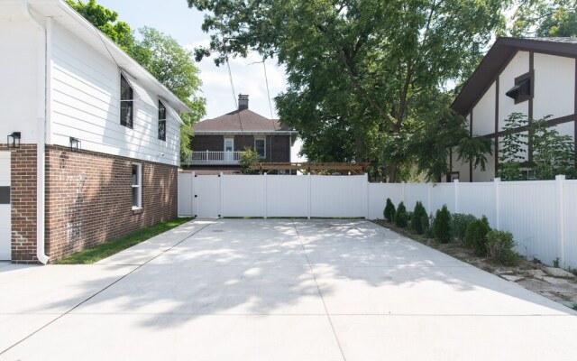 4 BDR Lake Geneva Estate Across From Beach!