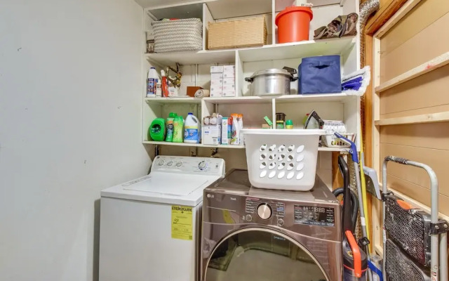 Seneca Abode w/ Furnished Deck < 10 Mi to Clemson!