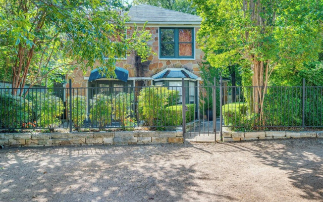 4 Mi to Dtwn: Pet-friendly Austin Studio