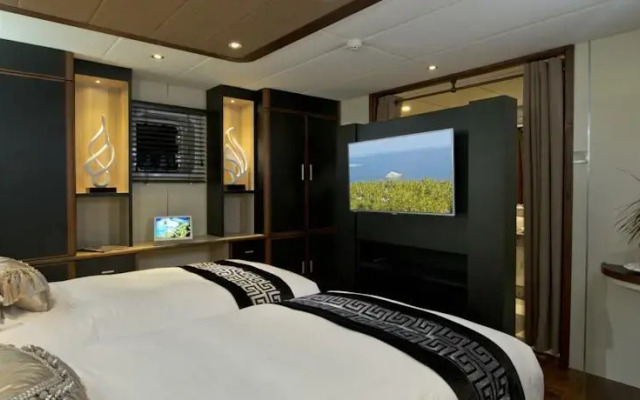Maldives Crown