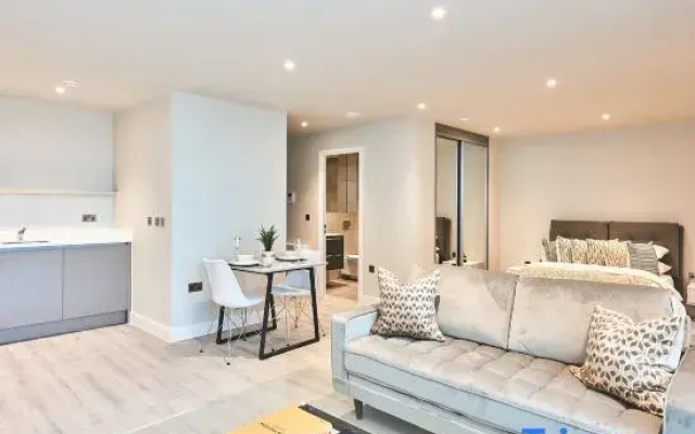 Studios in Central Bracknell, 30mins from London