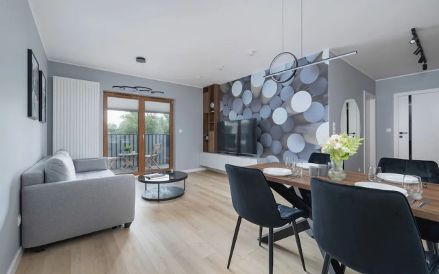 Bright Apartment With Parking by Renters