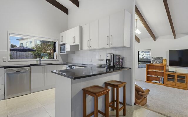 Spacious Family Home - Backyard-Mt-Views