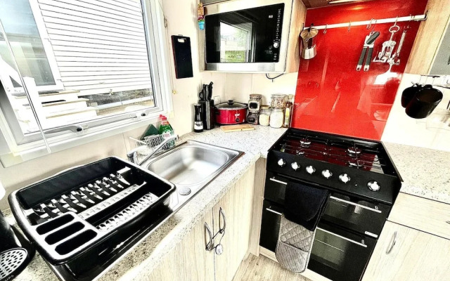 Cozy Newquay Lodge With Private Hot Tub,