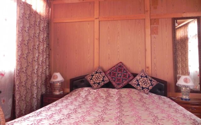 Shabrose Heritage Houseboats