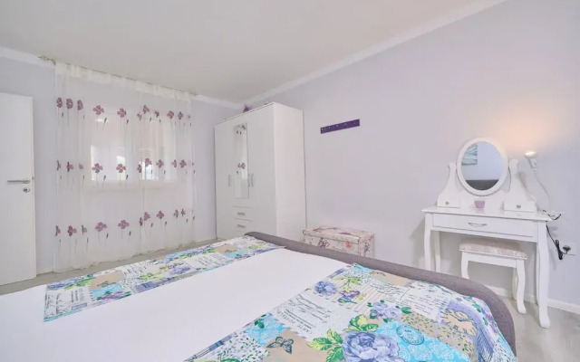 Beachfront villa Mihovil w. beach access