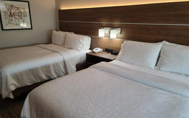 Holiday Inn Express & Suites Woodland Hills by IHG