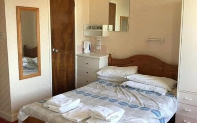 Oyo The Chatsworth Hotel