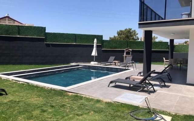 Stunning 4-bed Villa: Private Pool, Sauna & Hammam