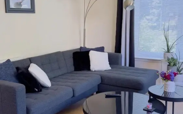 Apartment-2br-parking-walk to Town-near Beach-wifi