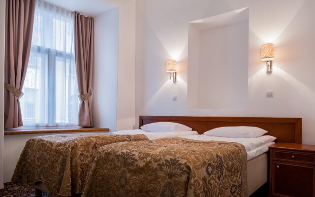 Отель Three Crowns Residents