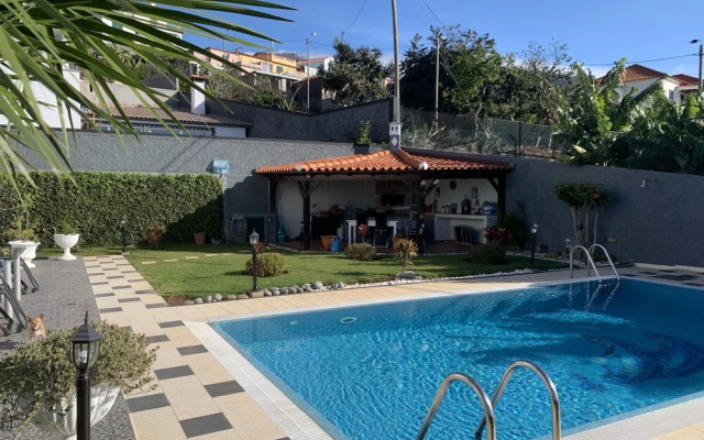 Funchal Apt- Sleeps 2 - Pool & Parking - Madeira