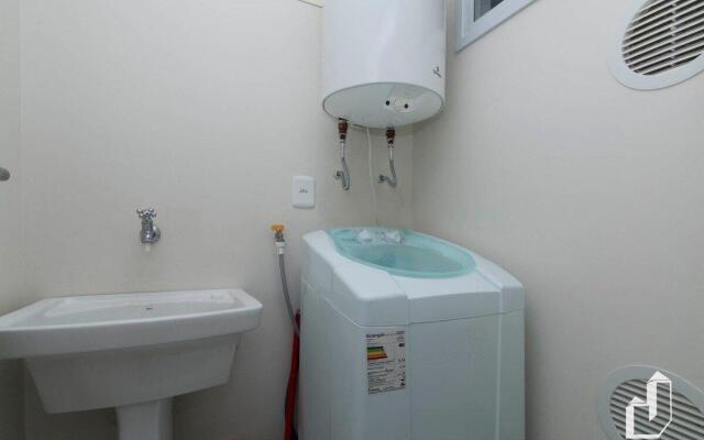 Apartamento com 03 dormitórios meia quadra do mar