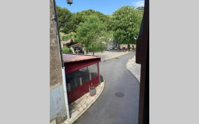 2 Pieces de Charme Au Coeur du Village de Cabris