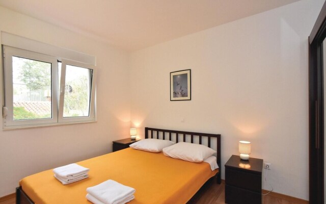 Awesome Home in Duce With Wifi and 9 Bedrooms