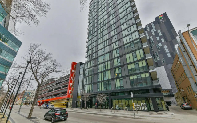 Luxury skyline condo in downtown FREE 24/7 parking