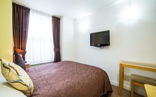 OYO The Cleveland Hotel