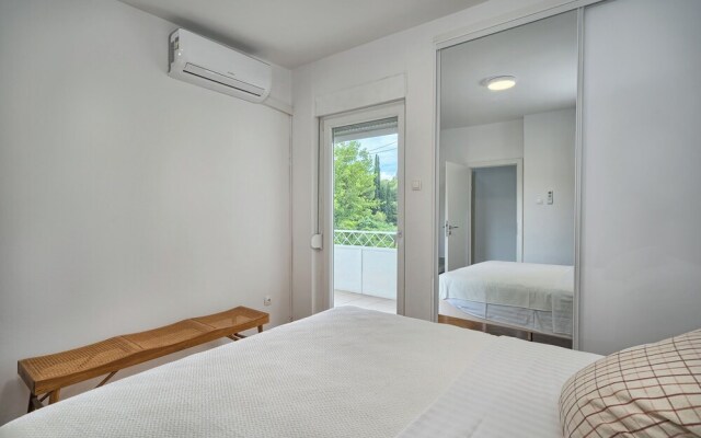 A1-luxury apt w big Balcony, 4 min Walk to Beach