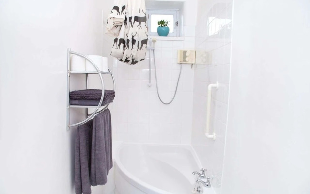 Bright & Quiet Edinburgh Home with Parking