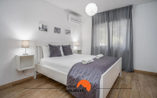 #002 Amazing Apartment Next City Center,Beach