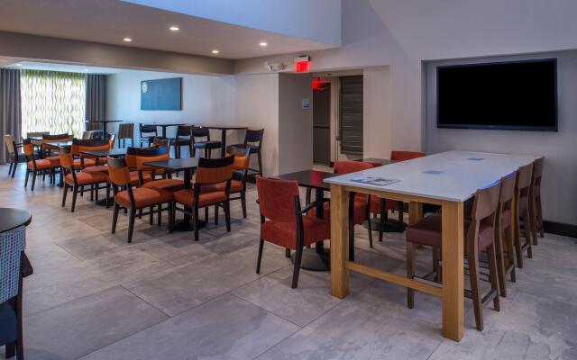 Holiday Inn Express & Suites San Antonio Medical-Six Flags by IHG