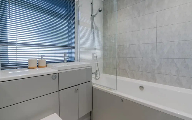 Upscale 2 Bed & Bath Flat in Newport